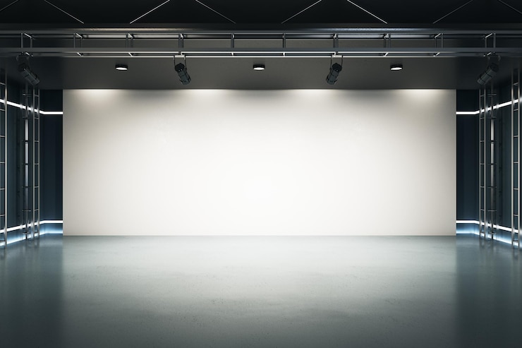 Foto große leere lichtleinwand statt wand mit projektoren im leeren hallenraum im industriestil mit glänzendem boden mockup 3d-rendering