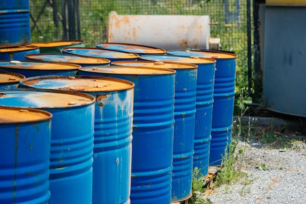 Große Ölfässer, blau. Chemiefässer in einem offenen Lager. Rostige Fässer. Fass für Öl.