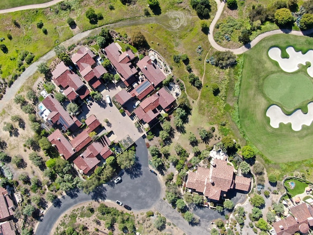 Foto große luxusvilla mit pool neben golfplatz und grünem tal in einer privaten wohnanlage in san diego