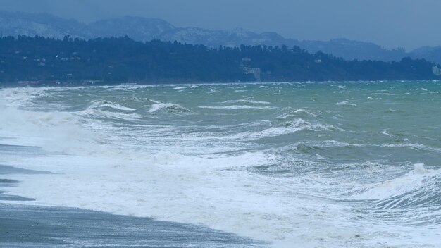 Große Meereswellen stürzen auf den Ufer, große Wellen auf dem Strand, statisch.