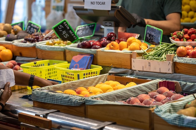 Foto große menge an frischem obst und gemüse auf dem markt in barcelona, spanien