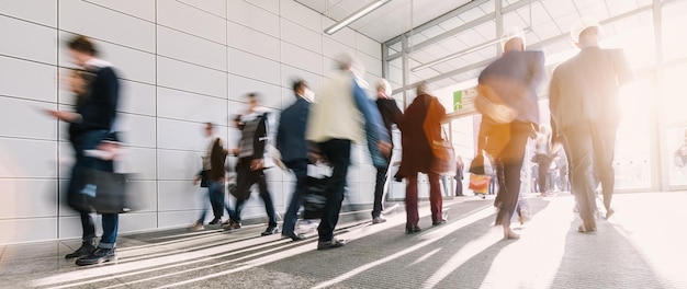 große Menge anonymer, verschwommener Geschäftsleute