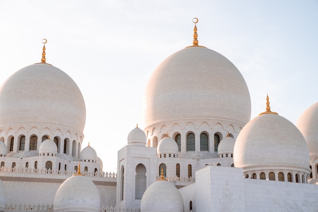 Große Moschee in Abu Dhabi am Abend bei Sonnenuntergang. Panorama des Äußeren von Sheikh Zayed Mosquein VAE.