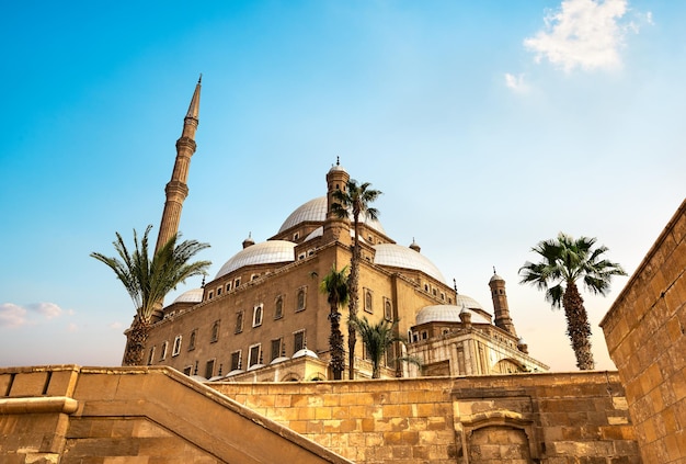 Große moschee in der zitadelle von kairo bei sonnenuntergang