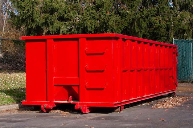 Große Müllcontainer aus Eisen recyceln Metall im Freien