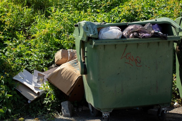 Foto große mülltonne mit einem haufen müll