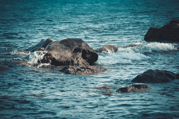 Große nasse Steine im Wasser Nahaufnahme, Filter