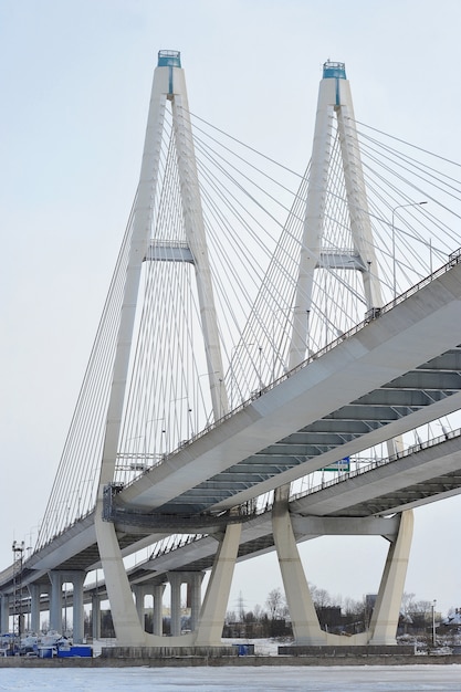 Große Obukhovsky-Brücke (Schrägseil) über der Newa, St Petersburg, Russland