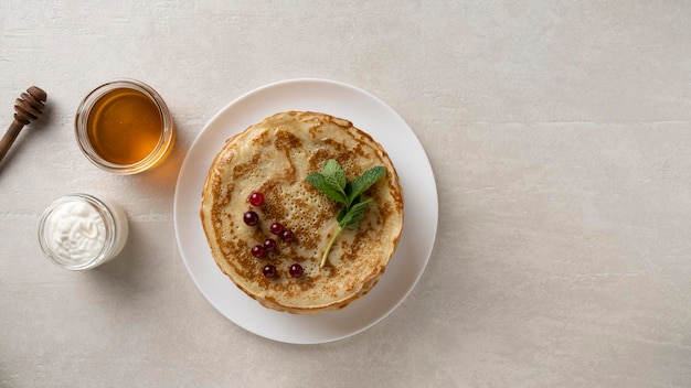 Große Pfannkuchen auf dem Tisch