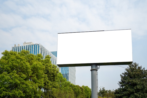 Große Plakatwand im Freien in der Innenstadt