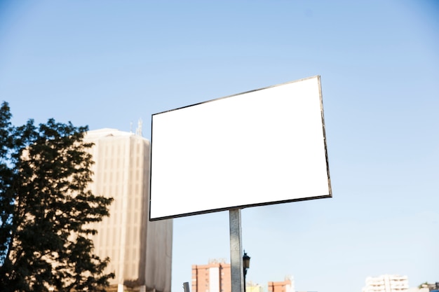 Große Plakatwand in der Stadt