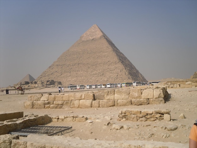 Große Pyramide von Giza auf dem Feld