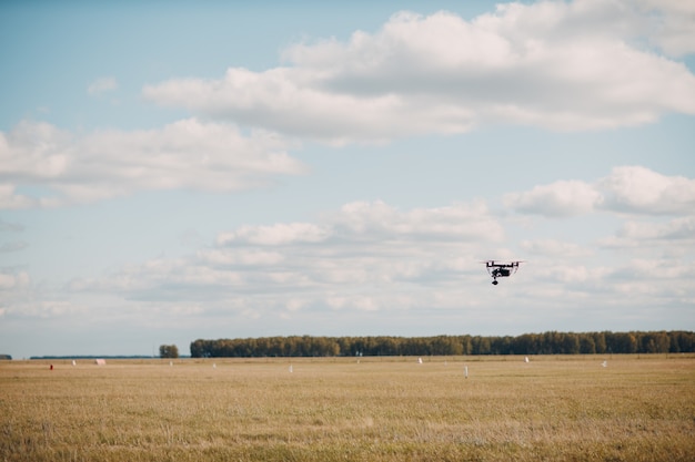 Große Quadrocopter-Drohne beim Flug und Filmen