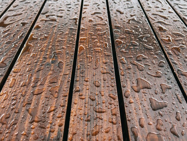 Foto große regentropfen auf einer holzoberfläche closeup