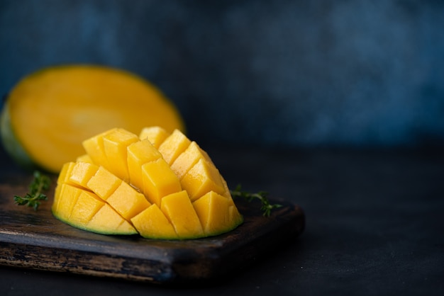 Große reife Mango in Stücke geschnitten