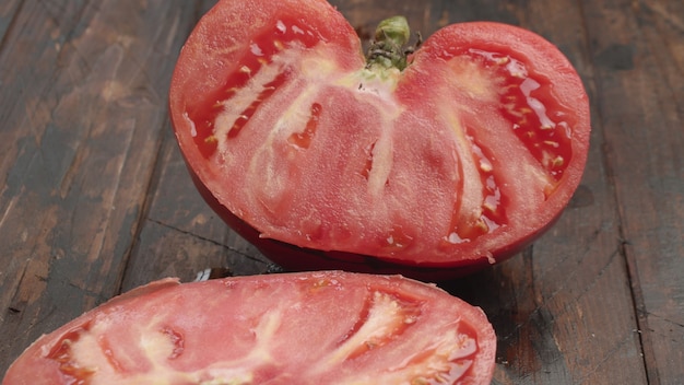 Große reife Tomate halbieren