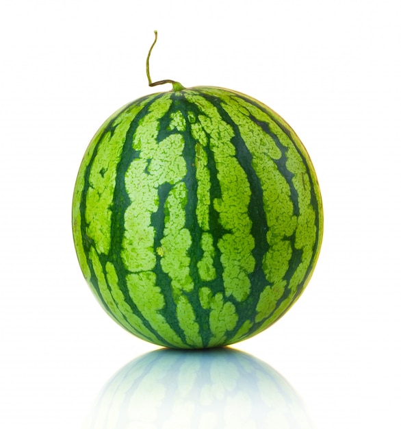 Große reife Wassermelone lokalisiert auf dem Weiß