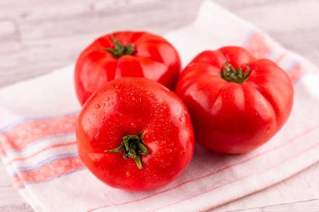 Große rosa Tomaten mit Wassertropfen