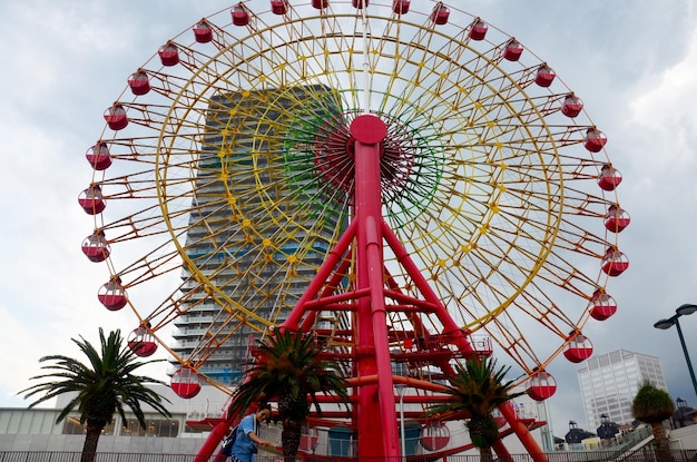 Große rote Riesenräder für Menschen spielen am 9. Juli 2015 im Kobe Harborland in Kobe Japan