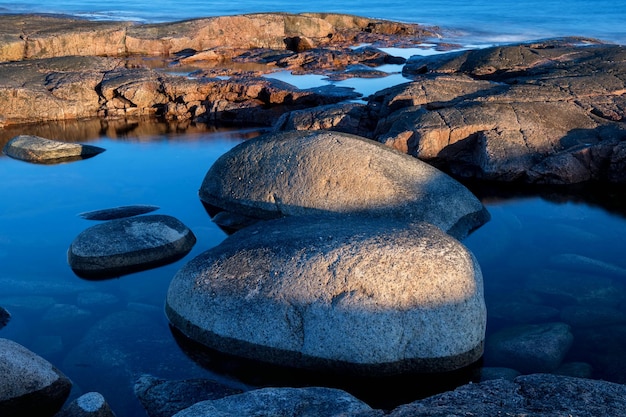 Große runde Felsen am Meeresstrand