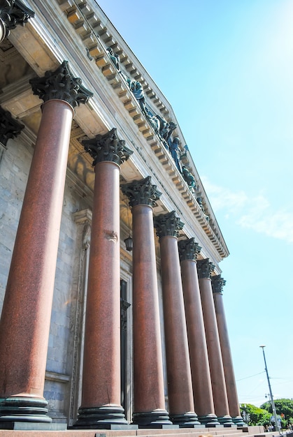 Große Säulen der Isaakskathedrale in St. Petersburg.