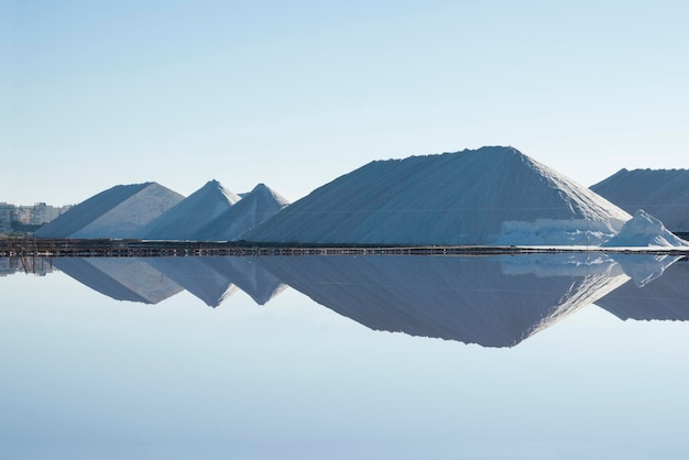 Große Salzhaufen im Meerwasser-Salzwerk, Torrevieja, Alicante, Spanien, Europa