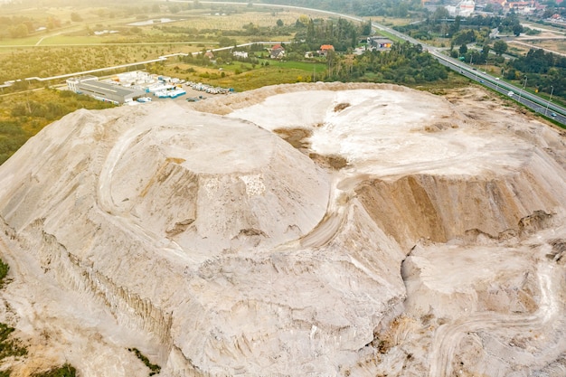 Große Sandhaufen auf einem Sandsteinbruch