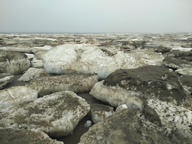 Große schlammige Eisschollen schmelzen in der arktischen Tundra an der Küste der Barentssee. Varandey, Russland