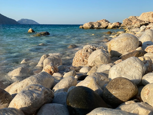 Große schöne natürliche runde Steine und Kieselsteine, die von Wasser an der Küste oder im Ozean gewaschen werden