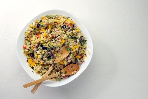 Große Schüssel mediterraner Salat mit Orzo-Nudeln