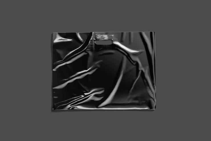 Foto große schwarze plastiktüte mit griffloch-mockup breites flexibles paket für einkauf im einkaufszentrum mockup