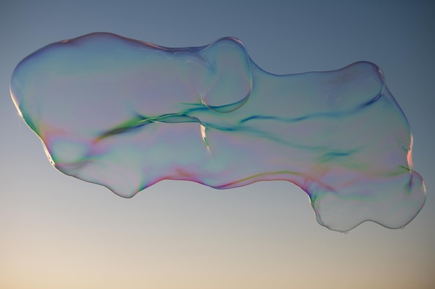 Große Seifenblasen auf Sonnenuntergang Himmelshintergrund