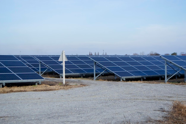 Große Sonnenkollektoren Solarkraftwerke Ökostrom Stromerzeugung aus Solarenergie