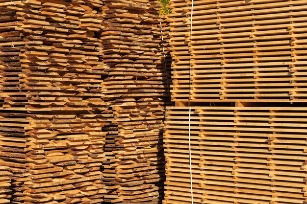 Große Stapel von Holzplatten auf dem Sägewerkplatz Säge, Trocknung und Vermarktung von Holz Pinienholz