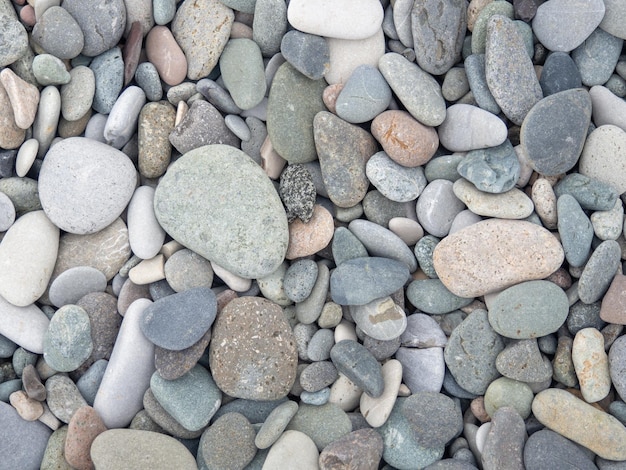 Große Steine am Strand Hintergrund aus Steinen Felsbrocken an der Küste Glatte Kopfsteinpflaster