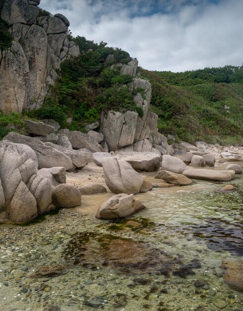 Große Steine im Meer mit einem transparenten Boden