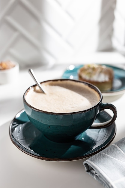 Große Tasse Kaffee-Cappuccino zum Frühstück