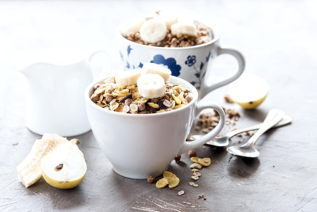 Große Tasse zwei mit Müsli und Müsli