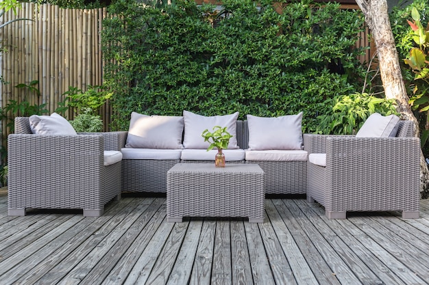 Große Terrasse Terrasse mit Rattan Gartenmöbel im Garten auf Holzboden.