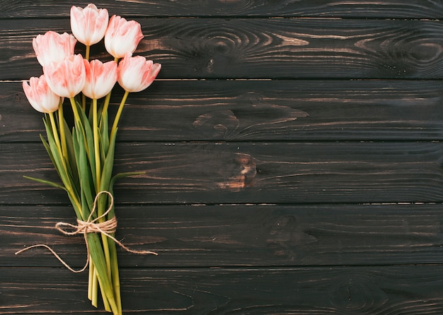 Foto große tulpe blüht blumenstrauß auf holztisch