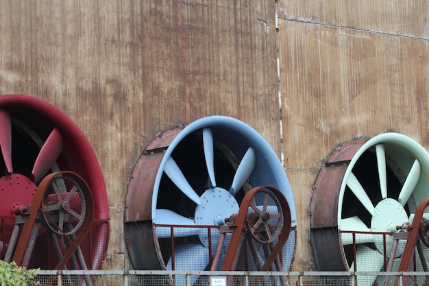 Foto große ventilatoren an der fabrikwand