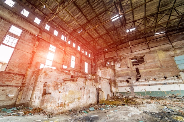 Große verlassene Industriehalle Gebiet eines verlassenen Industriegebiets, das auf den Abriss wartet Ein verlassener Hangar im Elend und ohne Menschen