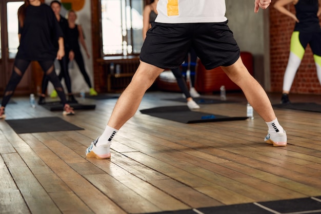 Große vielfältige Gruppe von Menschen, die Aerobic-Übungen in einer Klasse in einem Fitnessstudio in einem Gesundheits- und Fitnesskonzept durchführen