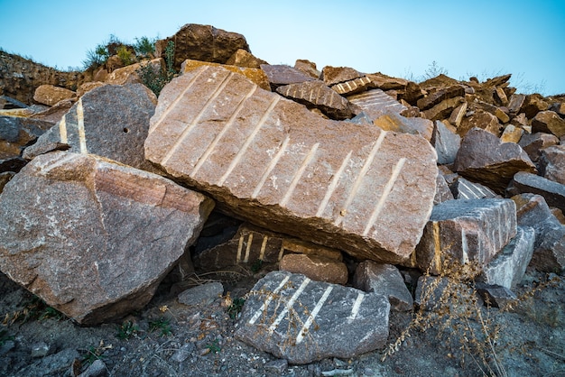 Große Vorkommen von Gesteinsmaterialien in der Nähe eines Bergbau-Steinbruchs
