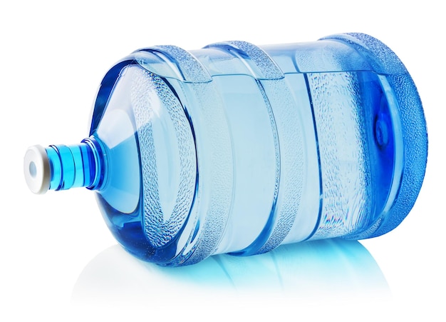 Große Wasserflasche isoliert auf dem weißen Hintergrund