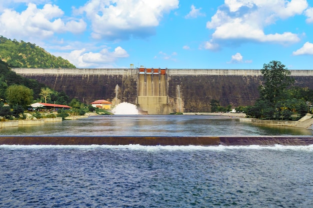 Große Wasserreservoir-Staumauer, die Wasser mit schönem Himmel freisetzt