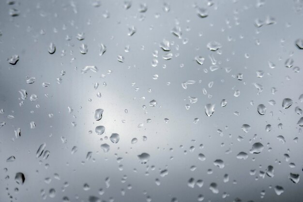 große wassertropfen auf einem hintergrund aus klarem glas.