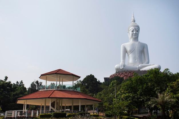 Große weiße Buddha-Statue auf dem Berg im Wat Roi Phra Phutthabat Phu Manorom für thailändische und ausländische Reisende besuchen und respektieren das Beten im Mukdahan-Nationalpark in Mukdahan Thailand