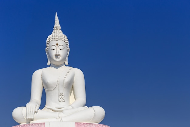 Große weiße Buddha-Statue und blauer Himmel in Thailand