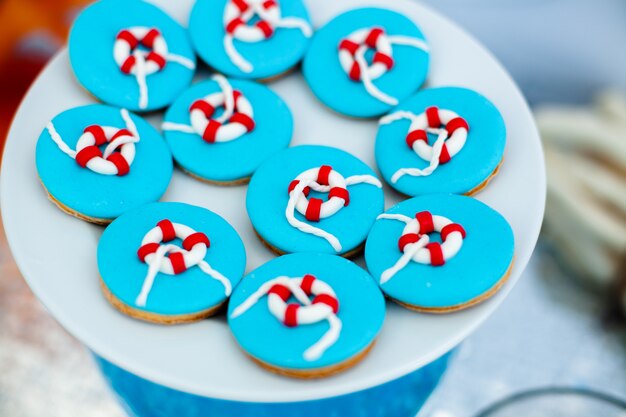 Große weiße Platte mit vielen Ingwerbrotplätzchen mit heller blauer Zuckerglasur